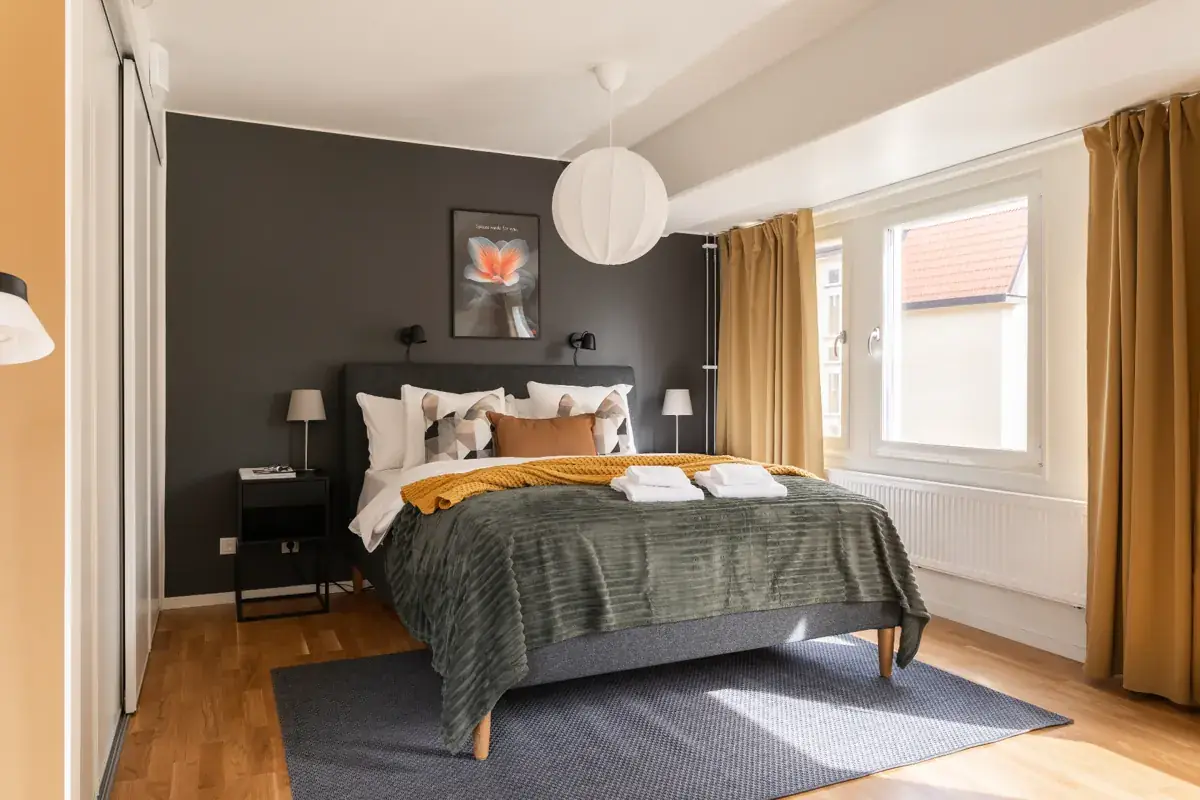 2 sovrum serviced apartment i Västerås — ljus vardagsrum med matplats — bild 1 av 4